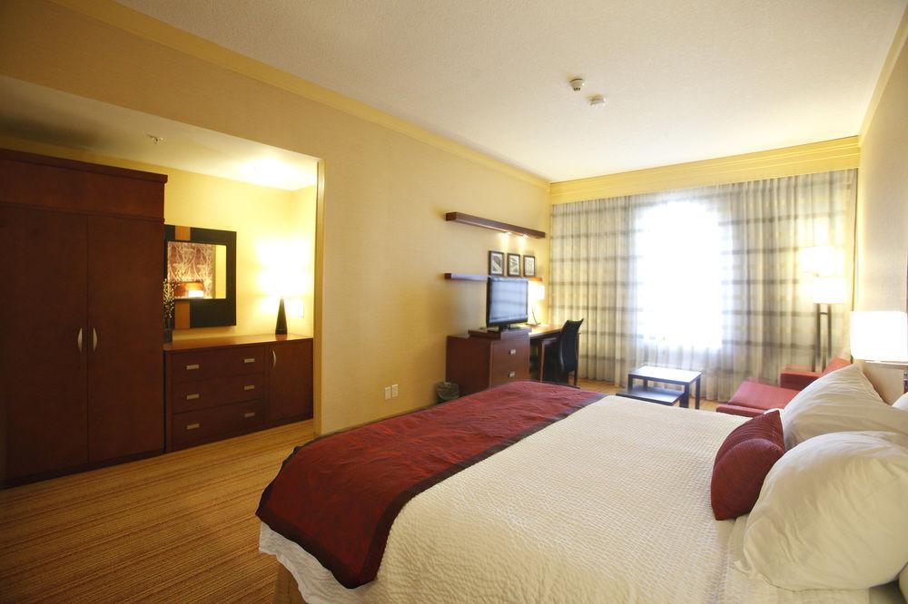 Courtyard By Marriott Waterloo St. Jacobs Hotel Exterior photo