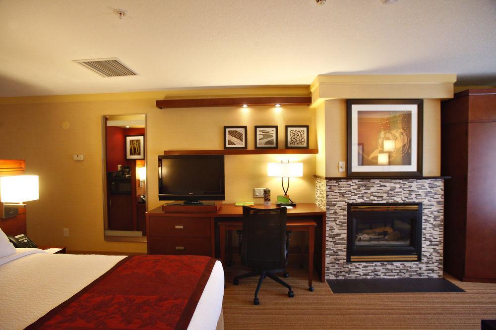 Courtyard By Marriott Waterloo St. Jacobs Hotel Exterior photo